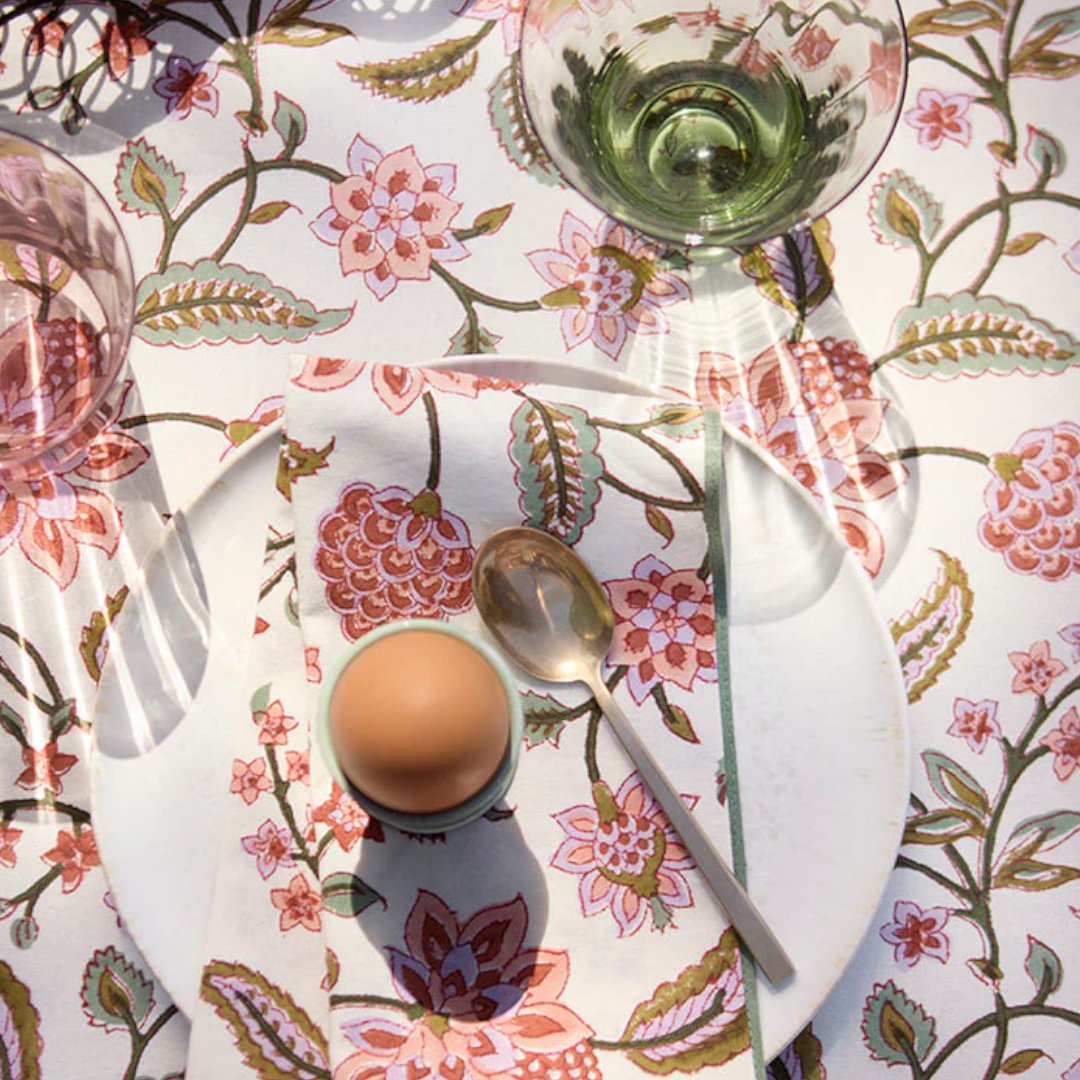 table setting with bungalow 'divya sorbet' motif